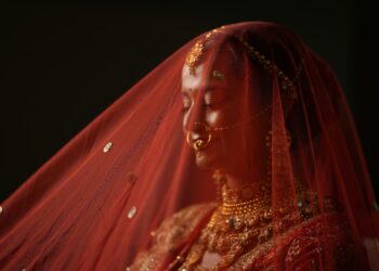 the veil that speaks her story